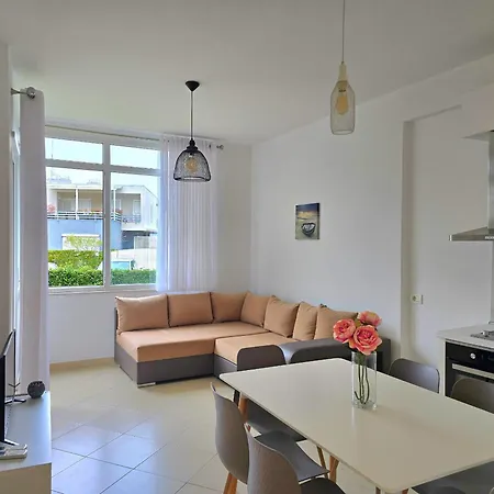 Lura 2 Homes 243 *