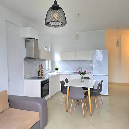 Lura 2 Homes 243 *